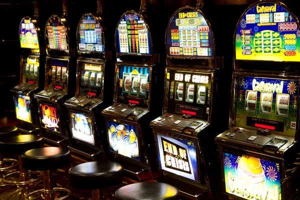 Live dealer reveals cards in real time Live dealer revealing cards at Hot Pot table
